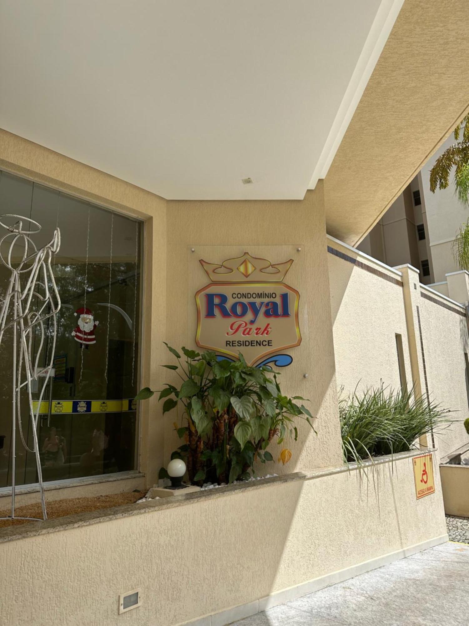 Royal Park Apartment *